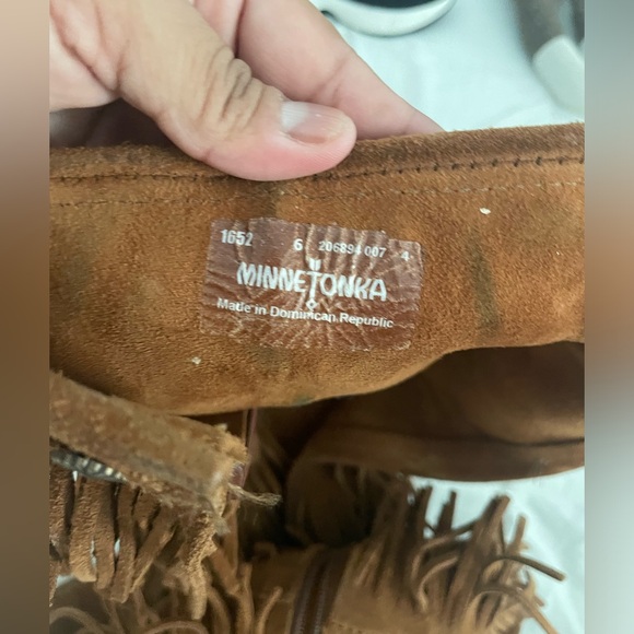 Minnetonka brown 5 layer fringe boot. Size 6 - Picture 3 of 6